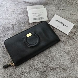 FERRAGAMO🔴Gancio Zip-Around Wallet
